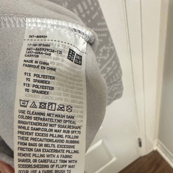 Uniqlo Men's Turtleneck Sweater in Gray Pattern - Picture 4 of 4